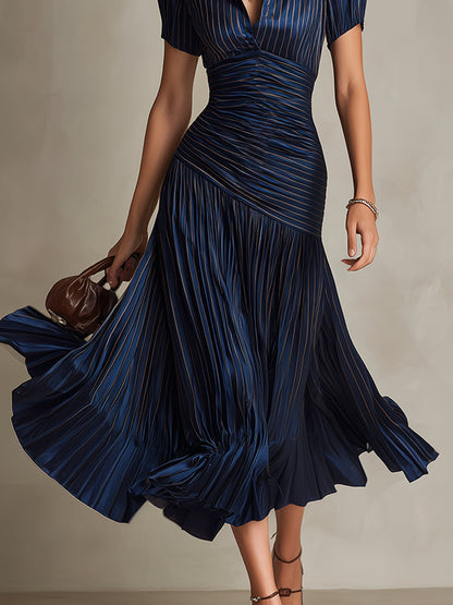 Robe midi satinée bleue rayée, encolure V, manches courtes, taille froncée, jupe évasée
