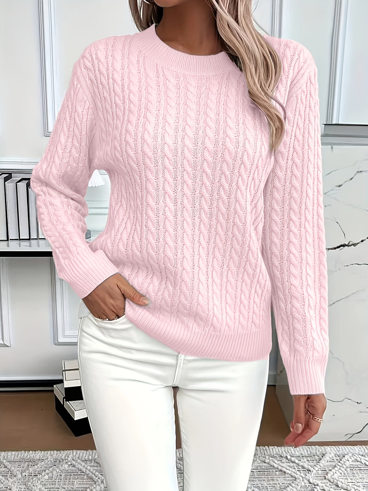 Pull en maille torsadée rose clair à col rond et manches longues