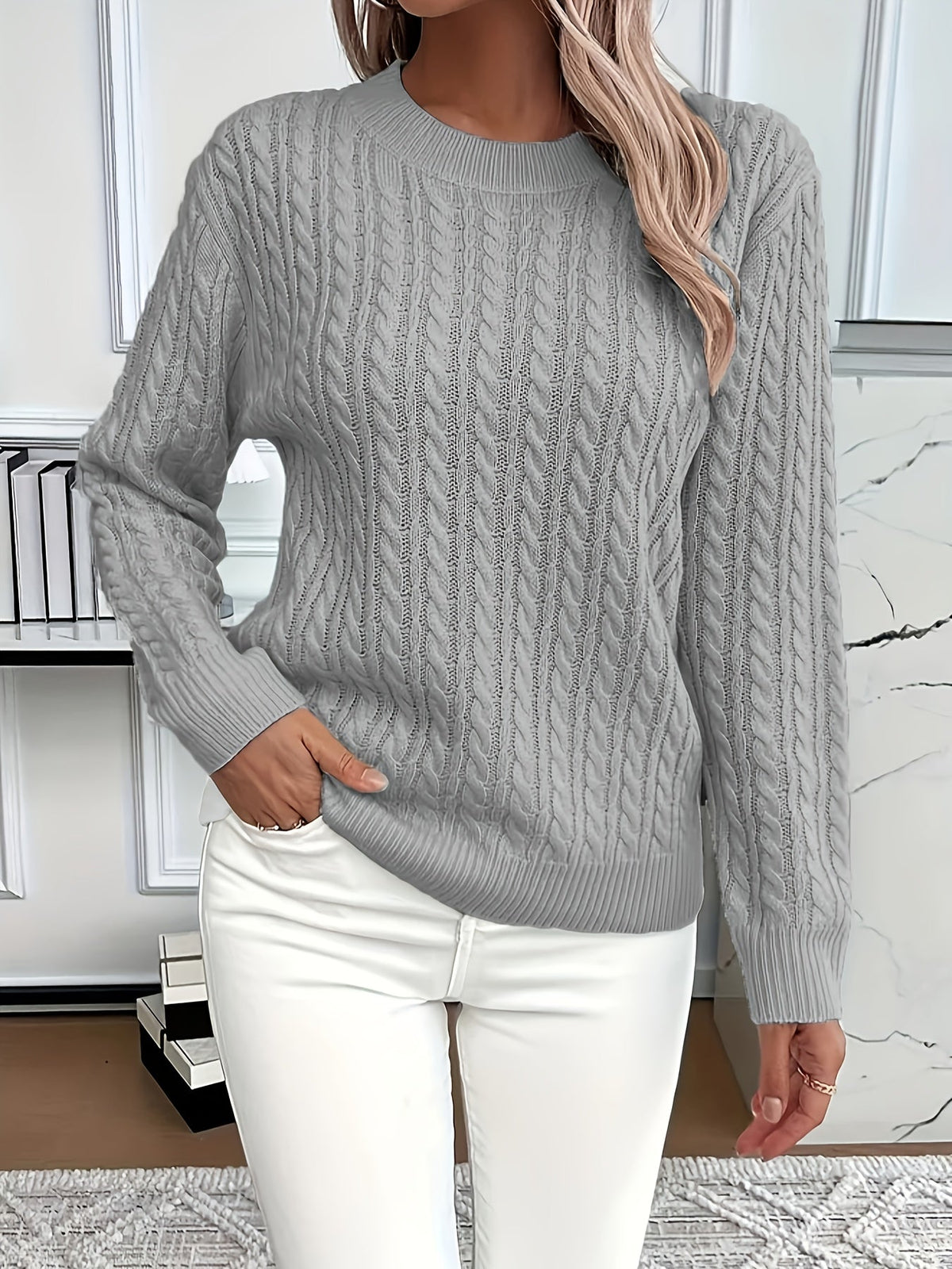 Pull en maille torsadée gris à col rond et manches longues