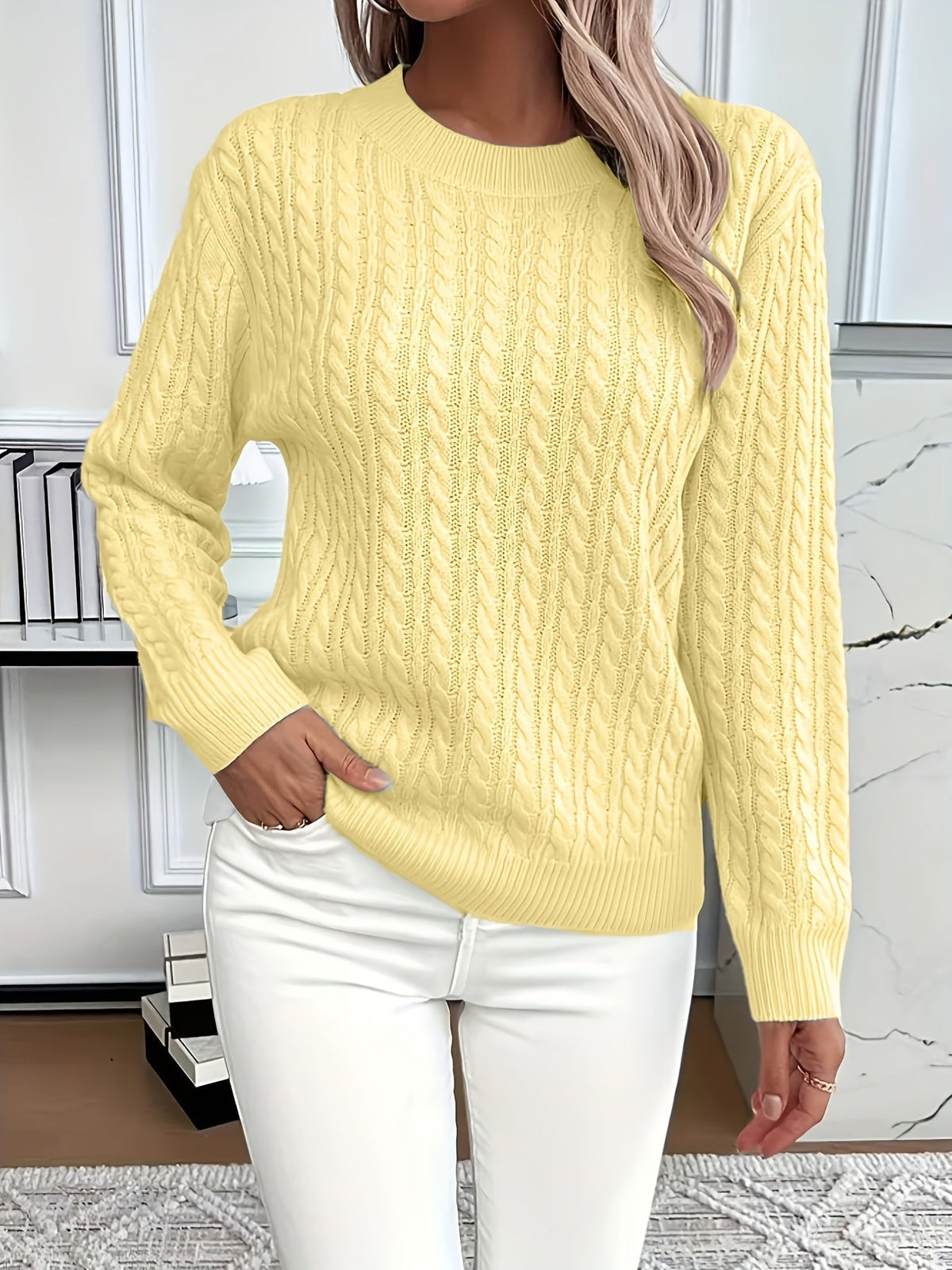 Pull en maille torsadée jaune à col rond et manches longues