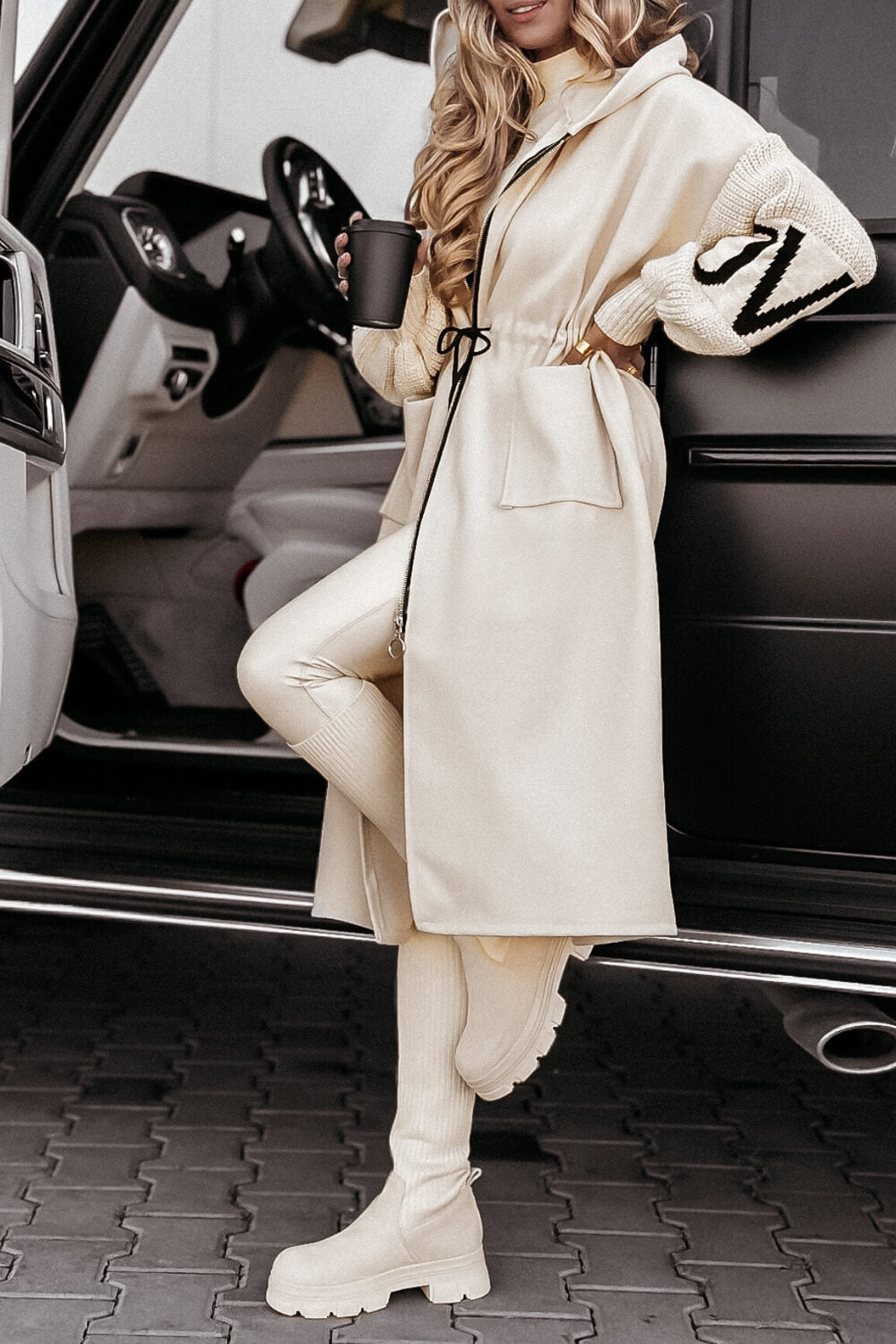 Manteau femme écru à capuche, poches et manches en tricot côtelé avec motifs contrastés