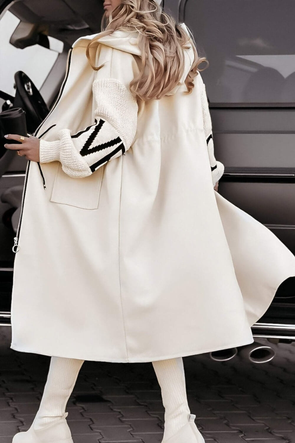 Manteau femme écru à capuche, fermeture zippée, poches plaquées et manches en tricot