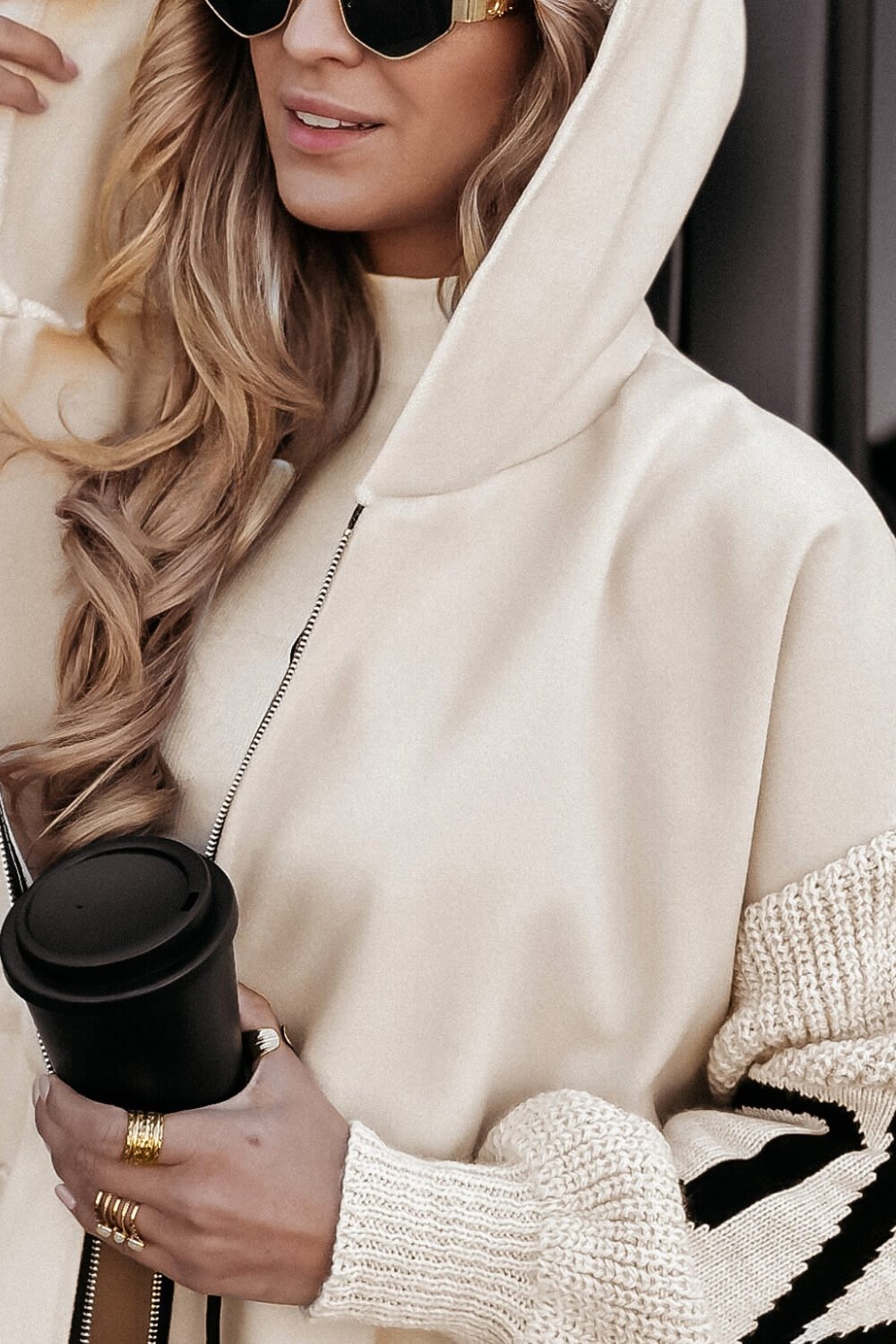 Manteau femme écru à demi-zip et capuche, détails en tricot côtelé aux poignets