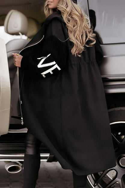 Manteau femme noir à capuche, manches en tricot côtelé avec motifs contrastés