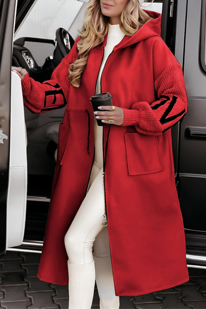 Manteau long femme rouge à capuche, manches tricot, poches plaquées, fermeture zippée.