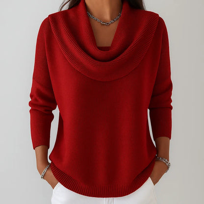 Pull élégant enveloppant rouge, col cheminée drapé, bordures côtelées, manches trois-quarts.