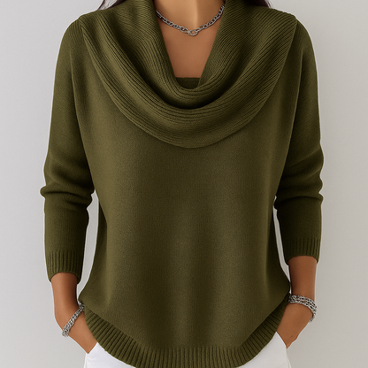 Pull élégant enveloppant vert foncé, col cheminée drapé, manches trois-quarts.