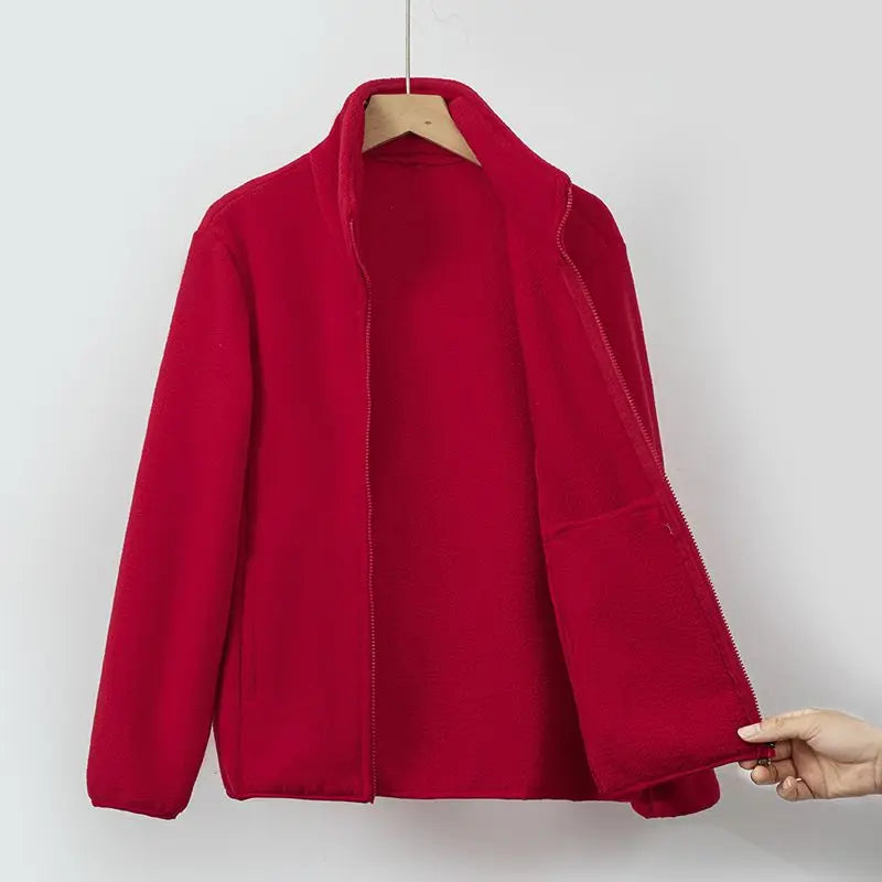 Veste polaire rouge avec fermeture éclair, col montant et poches latérales