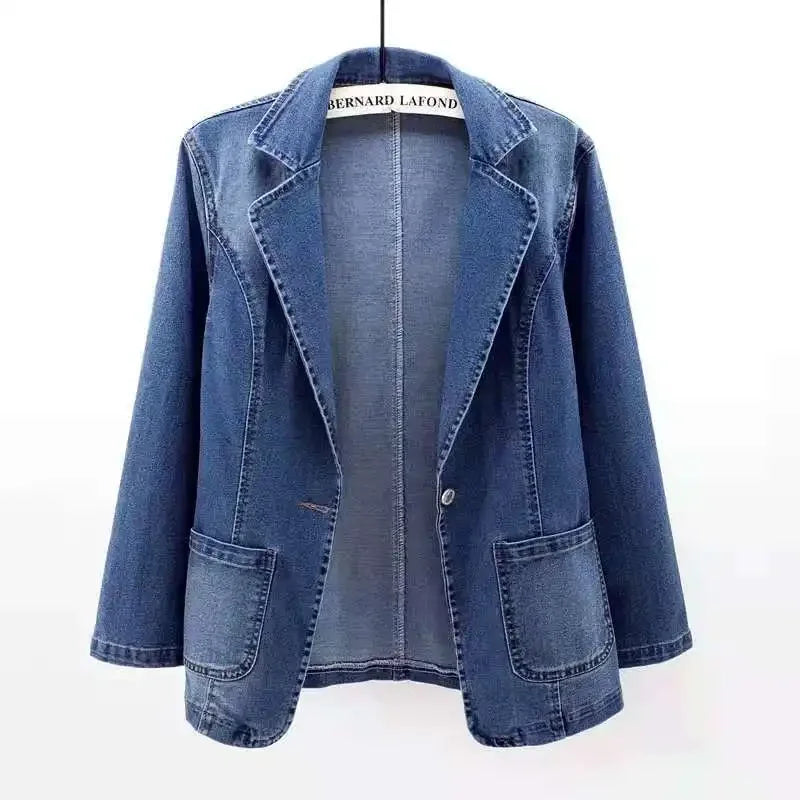 Veste en jean bleu Eveline, col châle et poches plaquées, fermeture boutonnée.