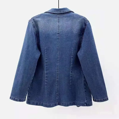 Veste en jean bleu Eveline vue arrière, col châle et coutures verticales au dos.