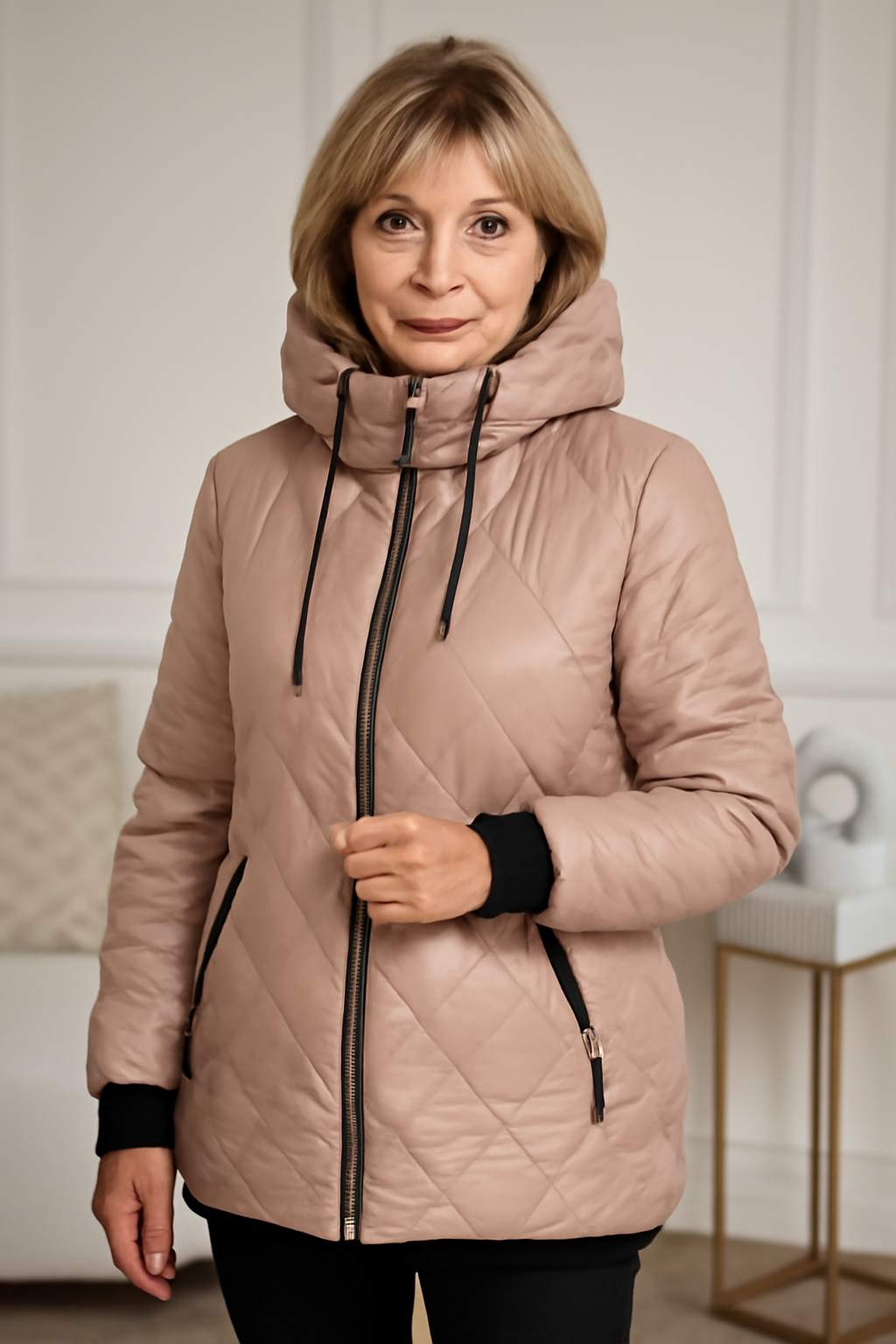 Veste matelassée rose à capuche, fermeture zippée, poignets noirs, poches.