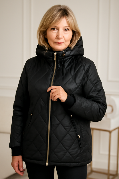 Veste matelassée noire à capuche, fermeture zippée, surpiqûres losanges, poignets.