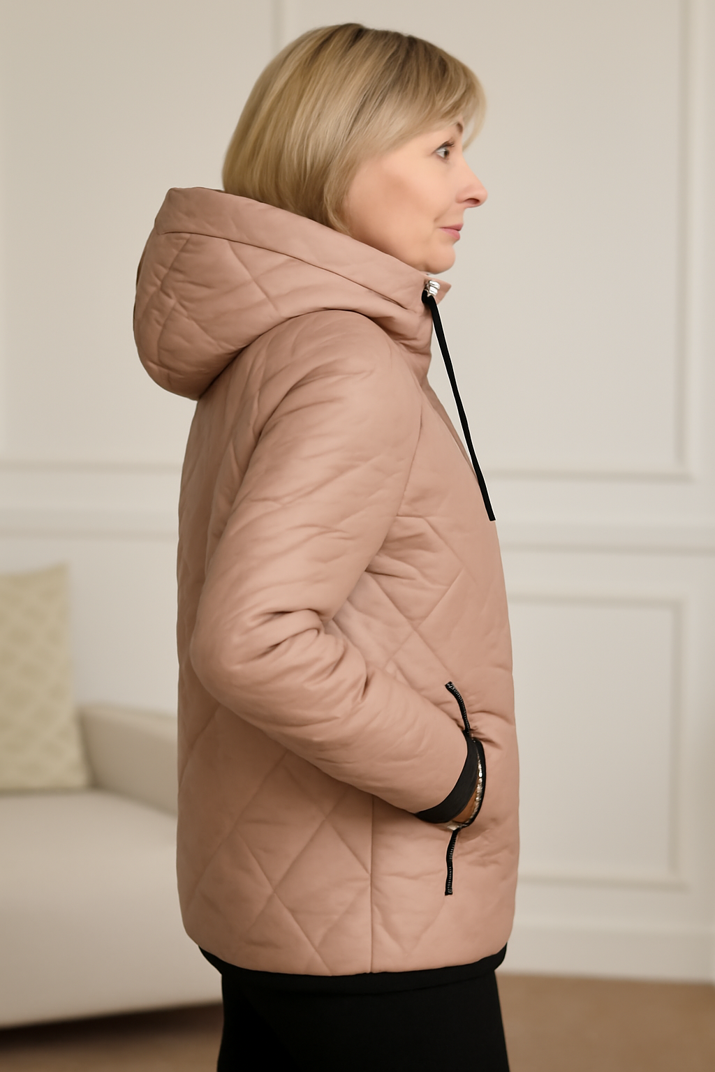Veste matelassée rose à capuche, fermeture zippée, poches zippées.