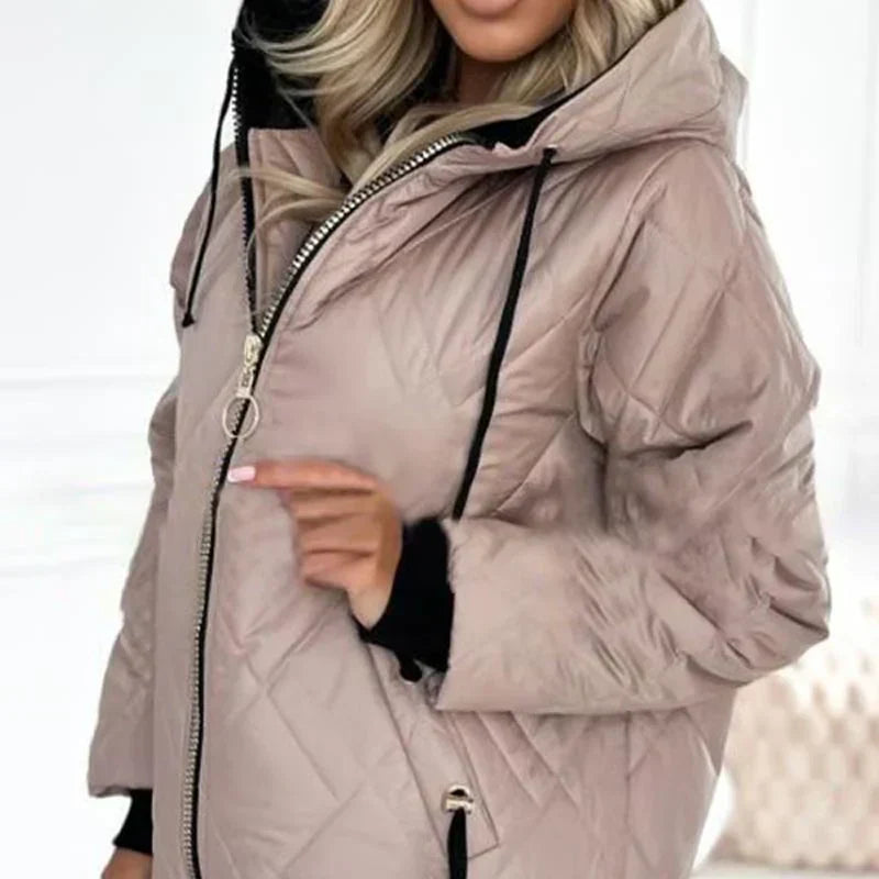 Veste matelassée rose à capuche, fermeture zippée, cordons noirs.