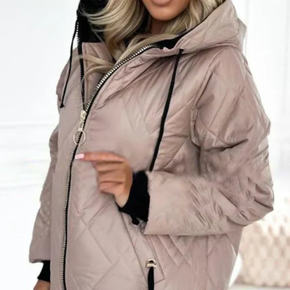 Veste matelassée rose à capuche, fermeture zippée, cordons noirs.