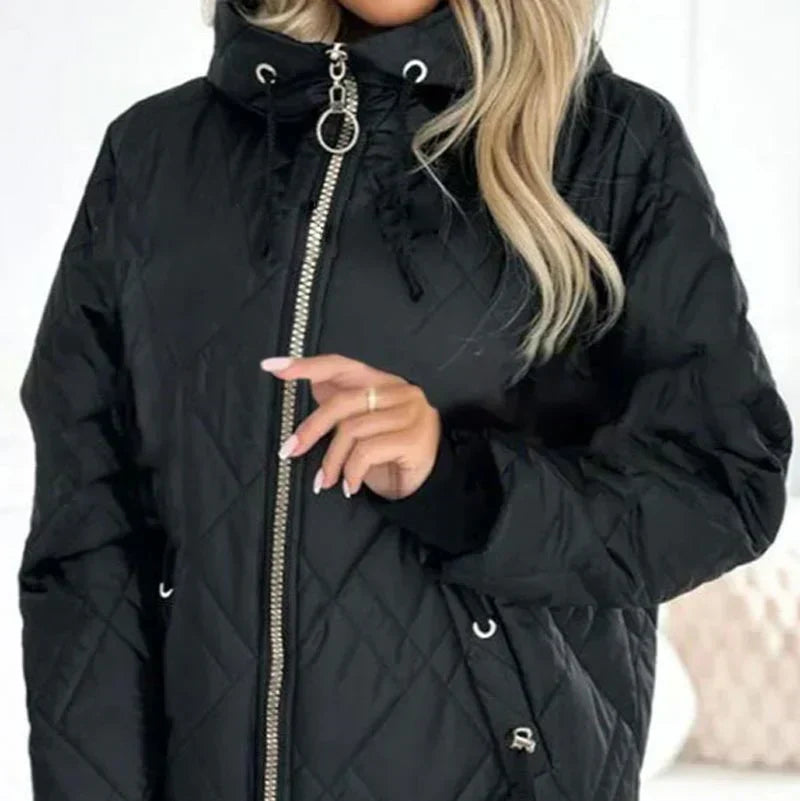Veste matelassée noire à capuche, fermeture zippée, cordons aux œillets.