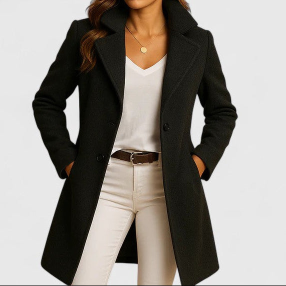 Manteau long noir à col tailleur et boutons, coupe près du corps