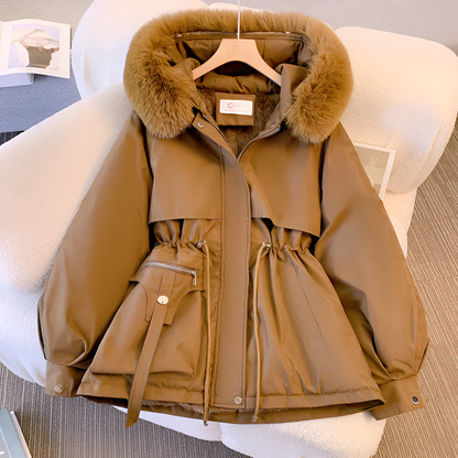 Manteau d’hiver kaki à capuche, col fourré, poches et fermeture zippée