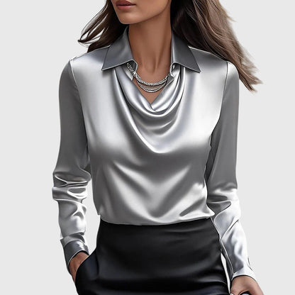 Chemisier en satin argenté à col chemise et encolure en V drapée