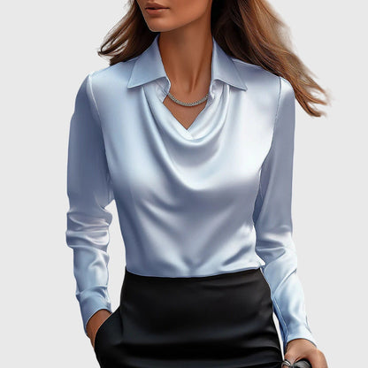 Chemisier en satin bleu clair à col chemise et encolure en V drapée