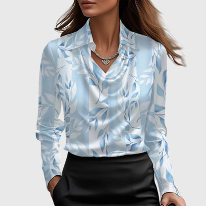 Chemisier en satin bleu clair à motif fleurs, col chemise et encolure V