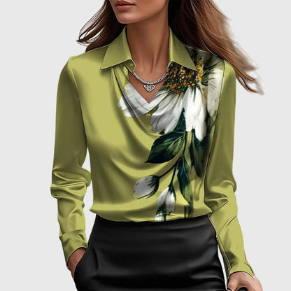 Chemisier en satin vert avec motif fleuri, col chemise et encolure en V