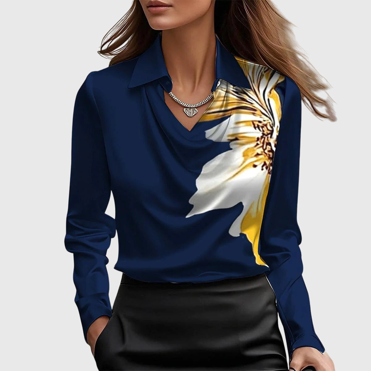Chemisier en satin bleu foncé avec motif fleuri jaune, col chemise et V drapée