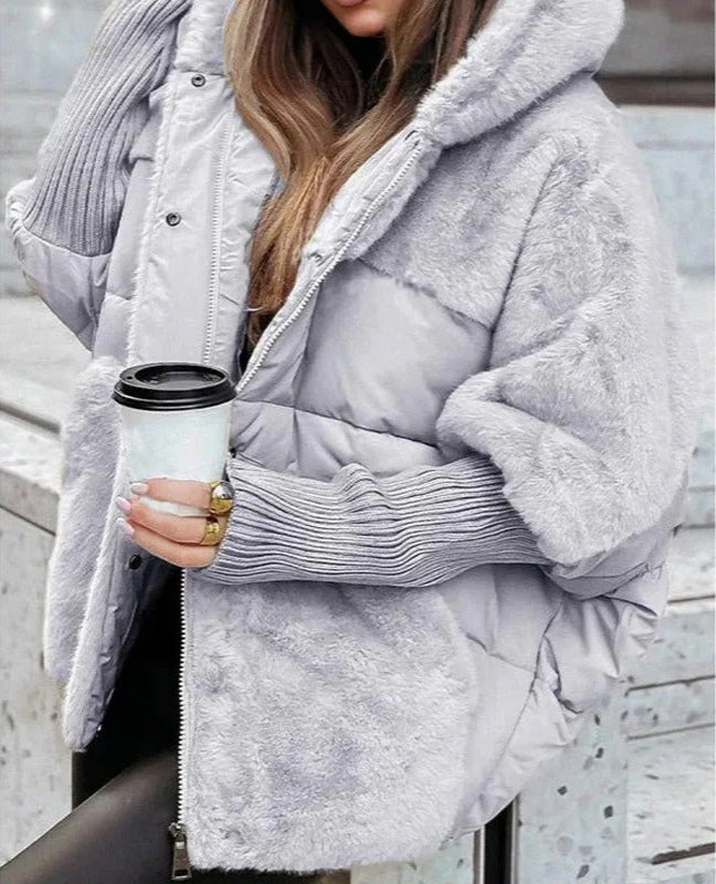 Veste d’hiver matelassée gris clair à capuche bordée de fourrure, fermeture zippée