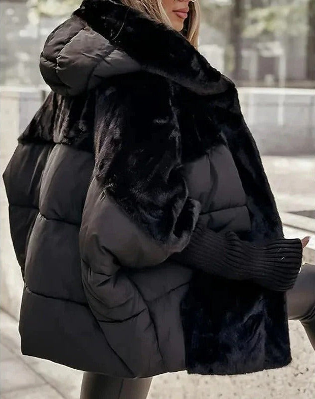 Veste matelassée noire à capuche fourrure et poignets côtelés, zippée