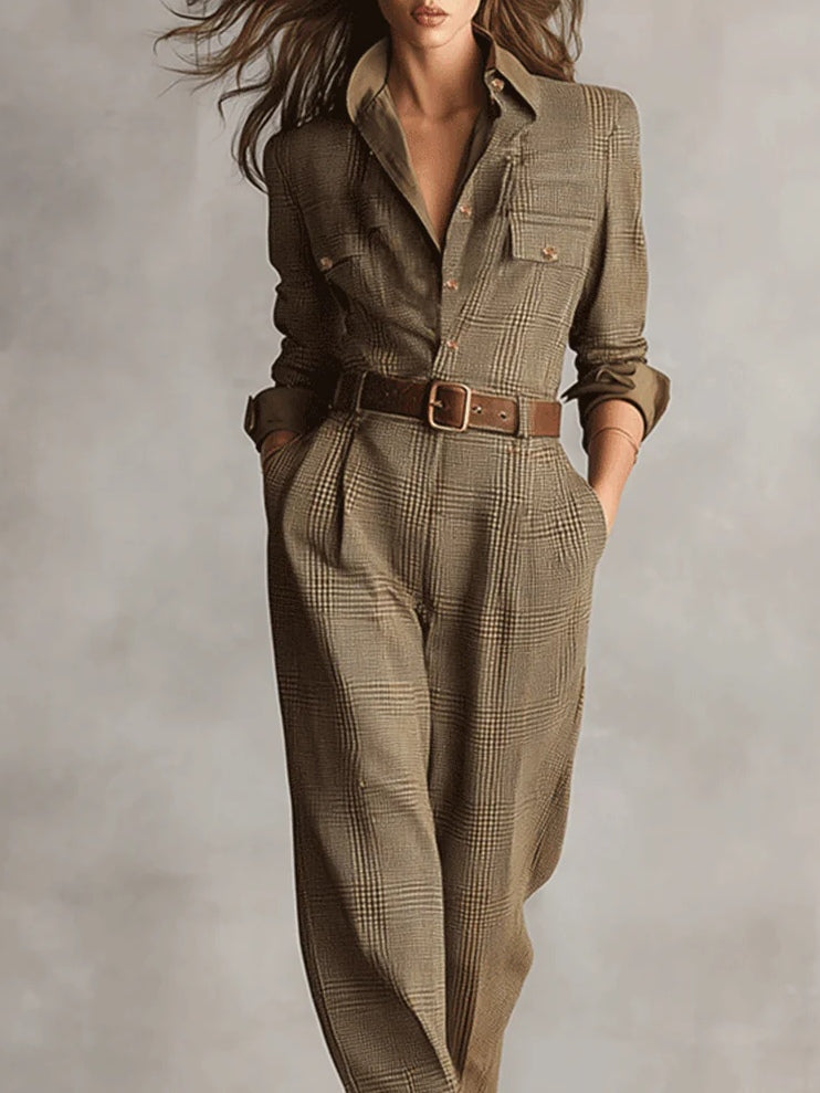 Combinaison marron à carreaux avec col chemise, ceinture et poches poitrine
