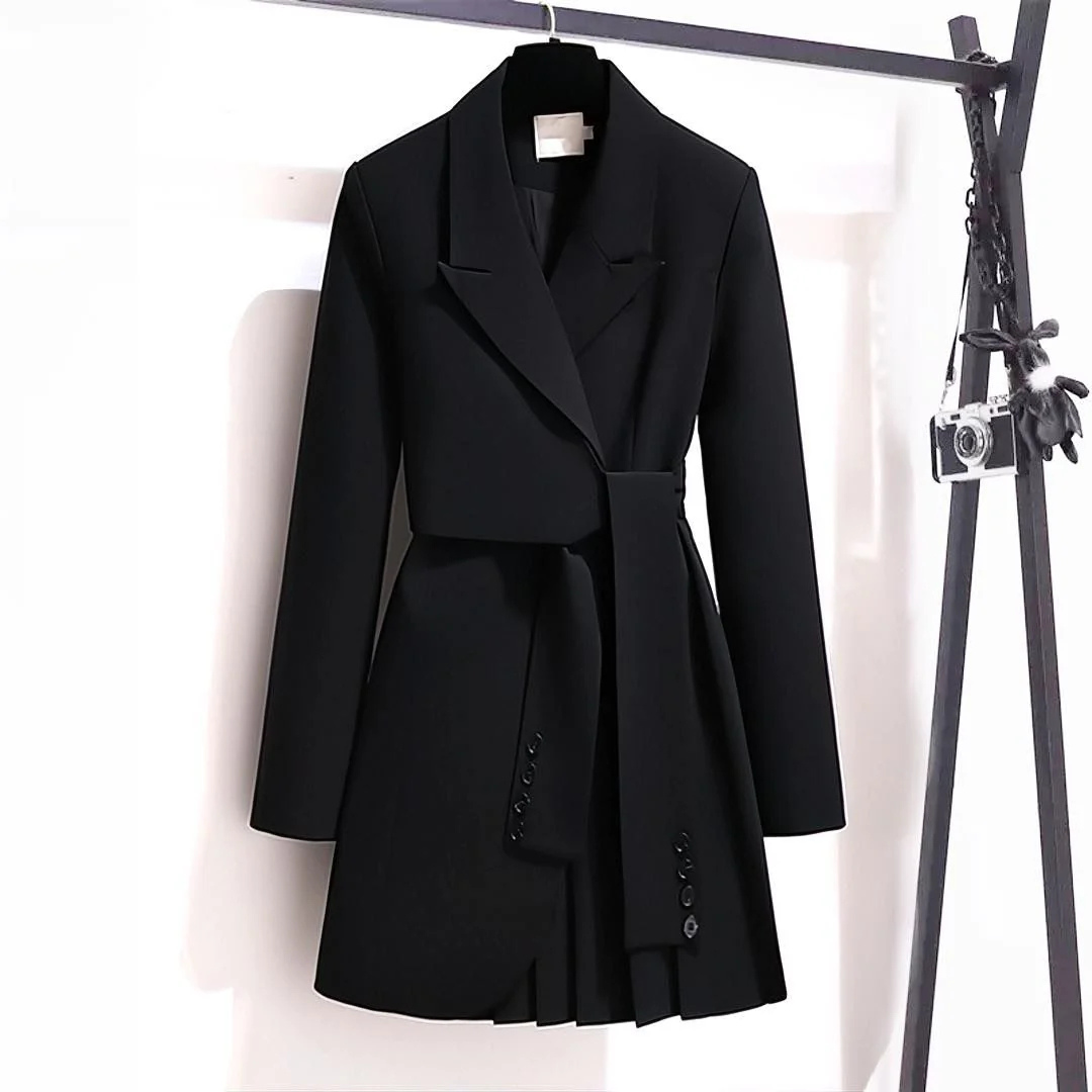 Manteau d’hiver noir ceinturé, revers, patte à boutons décoratifs et jupe plissée.