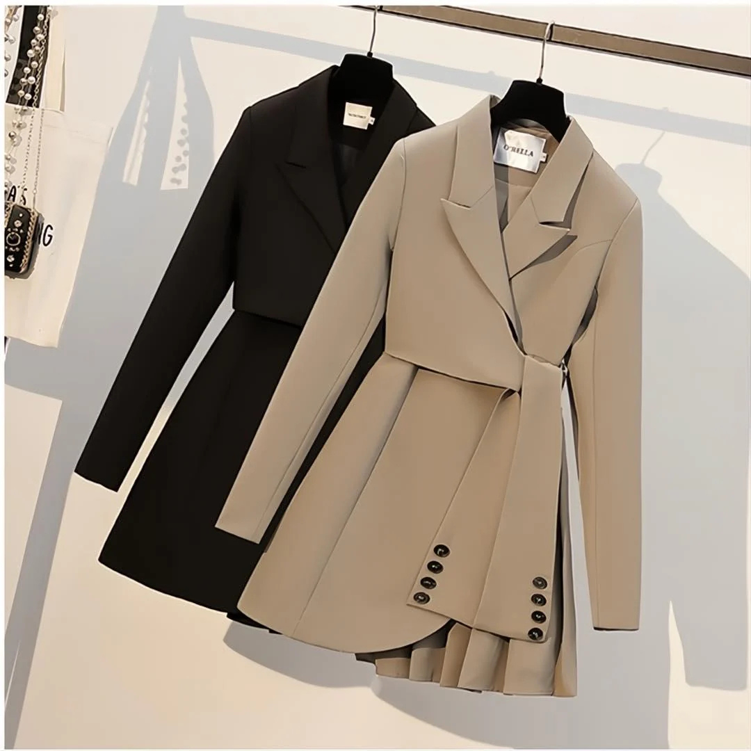 Manteau d’hiver noir long avec ceinture, encolure à revers et poches boutonnées.