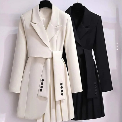 Manteaux d’hiver blancs et noirs ceinturés, revers et patte avec boutons décoratifs.