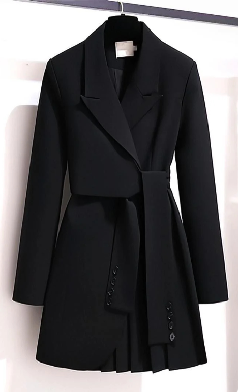 Manteau d’hiver noir ceinturé, col châle, boutonnage décoratif sur la patte.