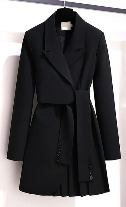 Manteau d’hiver noir ceinturé, col châle, boutonnage décoratif sur la patte.