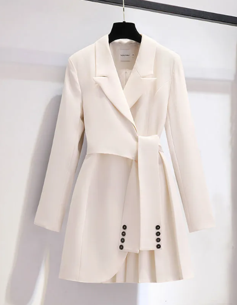 Manteau d’hiver blanc cassé ceinturé, col châle et poches à boutons décoratifs.