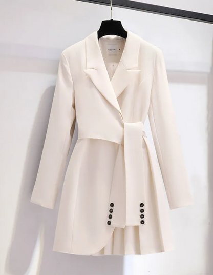 Manteau d’hiver blanc cassé ceinturé, col châle et poches à boutons décoratifs.