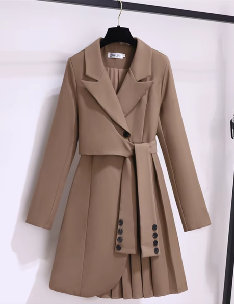 Manteau d’hiver beige ceinturé, col châle, patte boutonnée sur le devant.