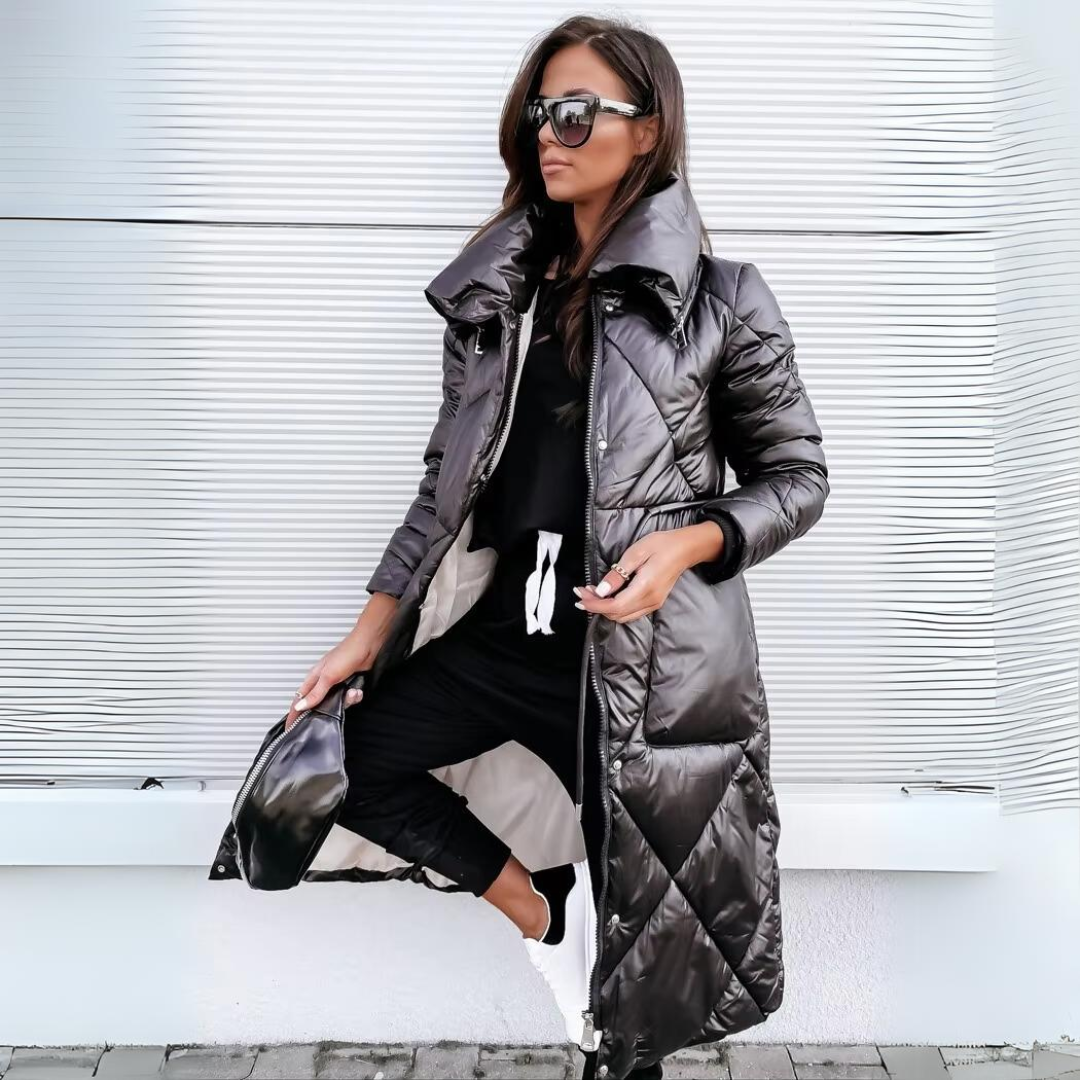 Manteau long matelassé noir, doublure claire visible, capuche et fermeture zippée