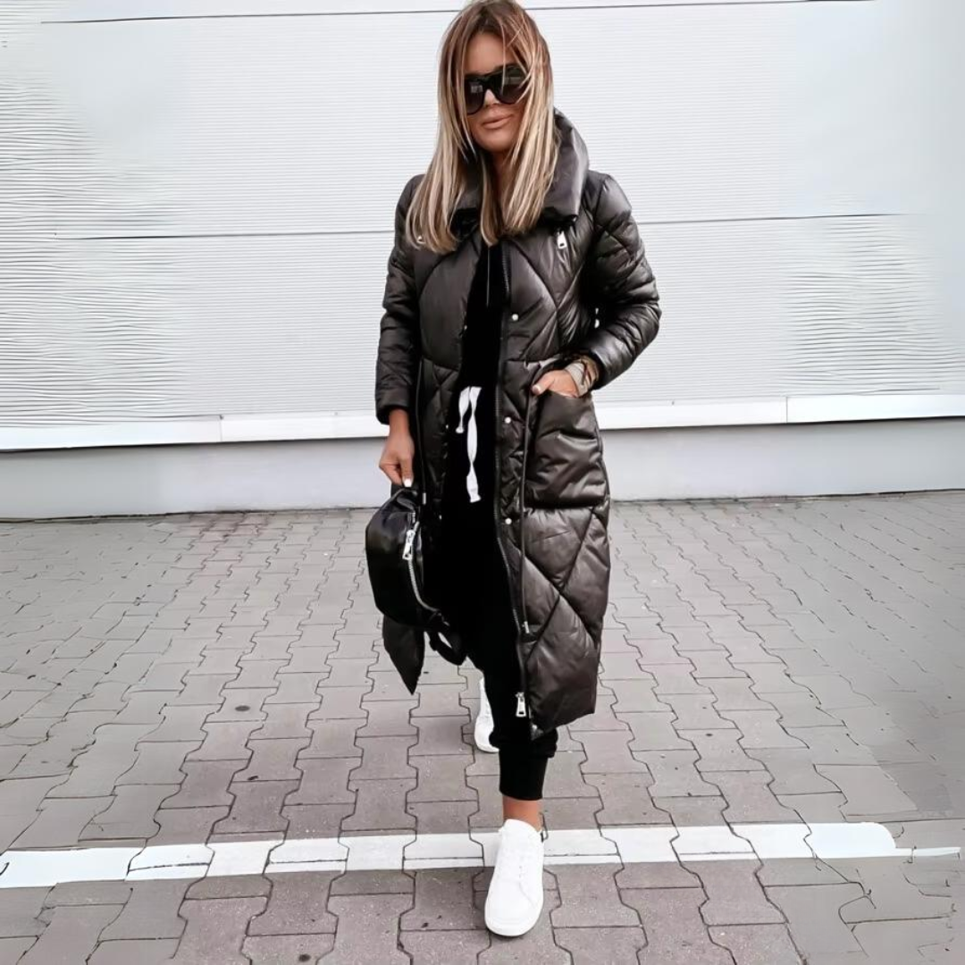 Manteau long matelassé noir avec fermeture zippée, poches latérales et capuche
