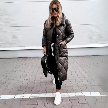 Manteau long matelassé noir avec fermeture zippée, poches latérales et capuche