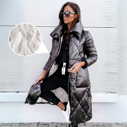 Manteau long matelassé noir, fermeture zippée, doublure claire et poches latérales