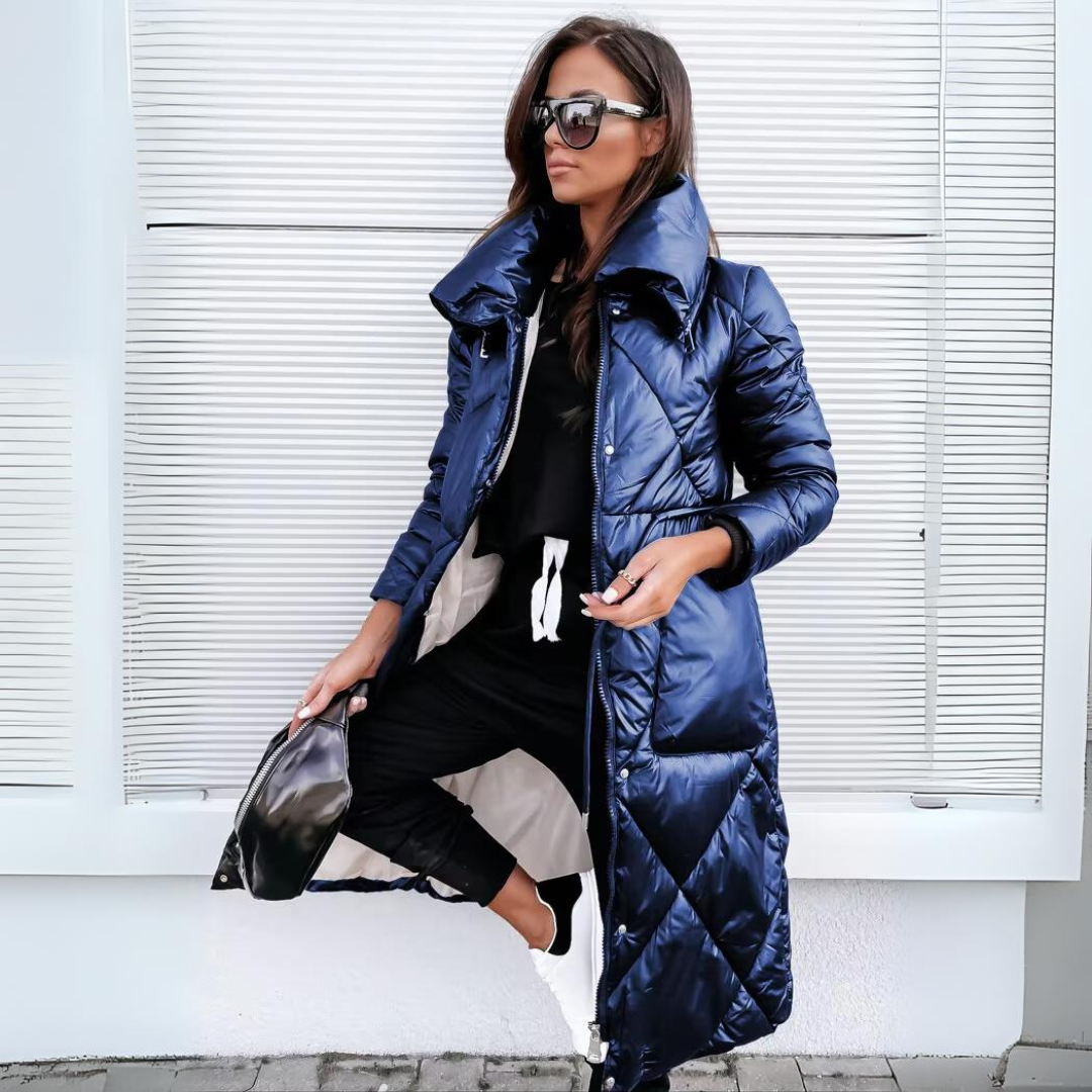 Manteau long matelassé bleu, col montant, fermeture zippée et poches latérales