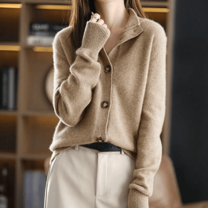 Gilet en cachemire beige clair à col chemise, boutonnage central et manches longues.