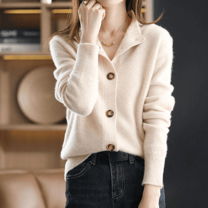 Gilet en cachemire beige clair à col chemise, boutons ronds et manches côtelées.