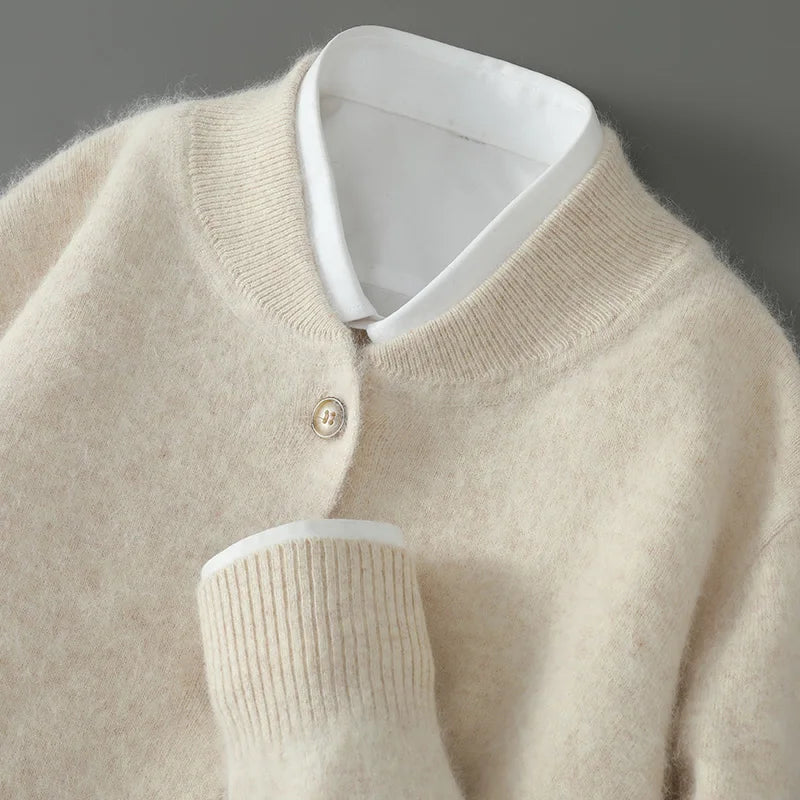 Cardigan en cachemire beige, col V et boutons, bord-côtes côtelés.