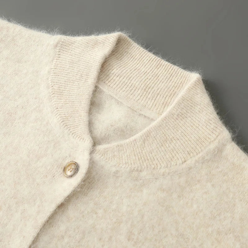 Cardigan en cachemire beige clair, col V côtelé et boutons nacrés sur la patte