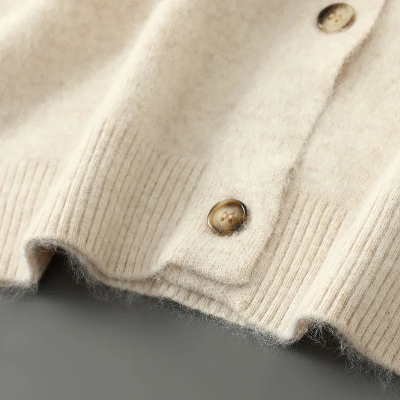 Cardigan en cachemire beige clair, détail patte de boutonnage et boutons nacrés