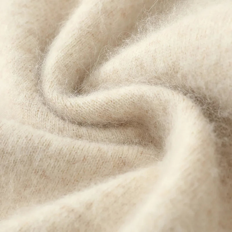 Cardigan en cachemire beige clair, gros plan sur le tissu moelleux et la maille