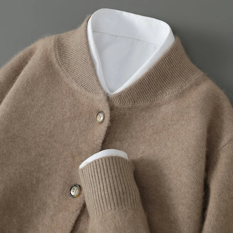 Cardigan en cachemire marron, col V et boutons, poignets côtelés.